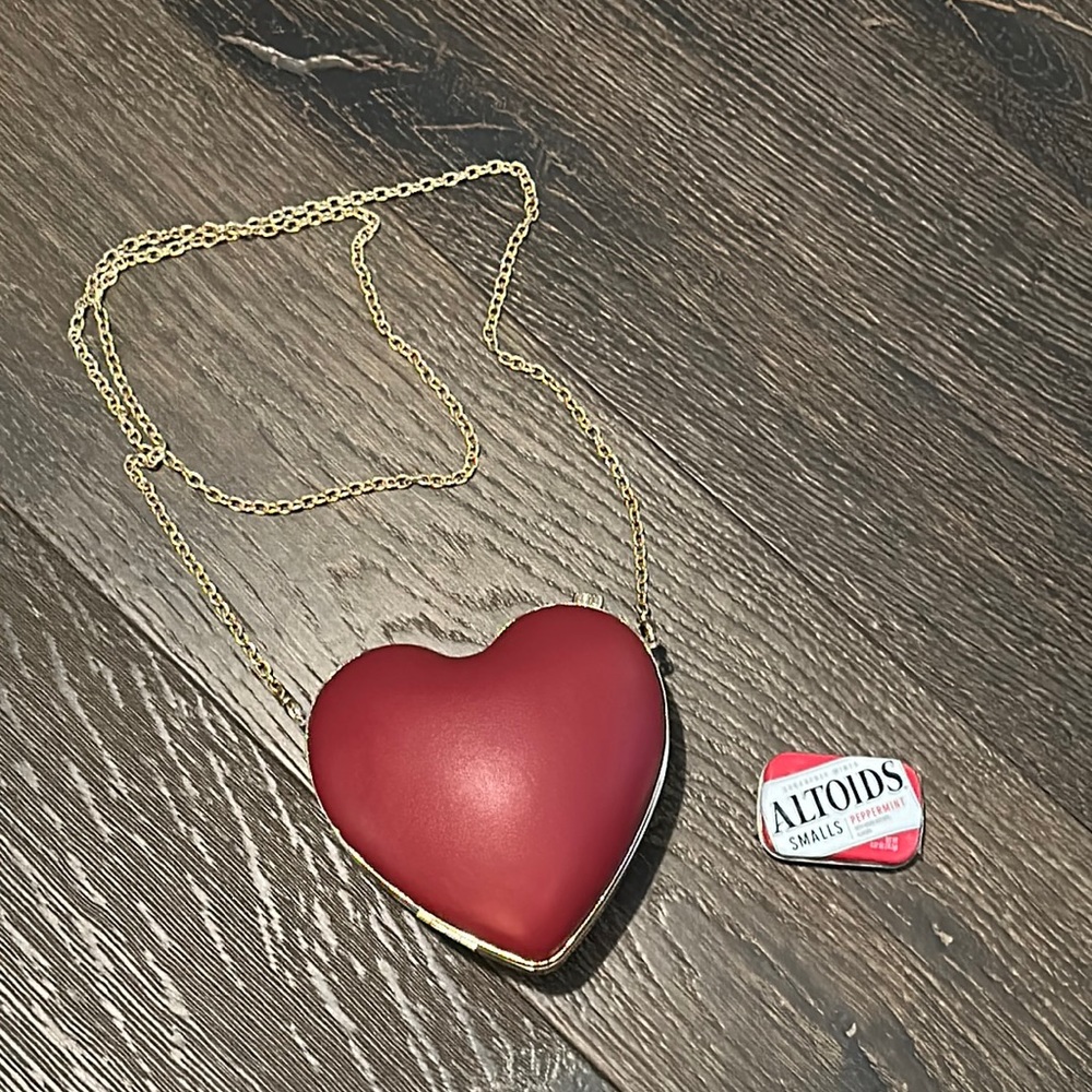 Mini heart bag with detachable chain